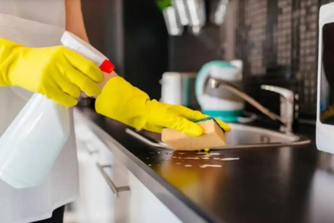 طريقة تنظيف المطبخ وترتيبه اليومي