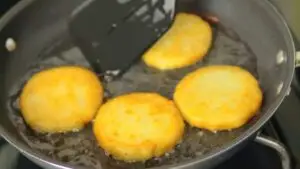 طريقة عمل فطائر البطاطس المقلية