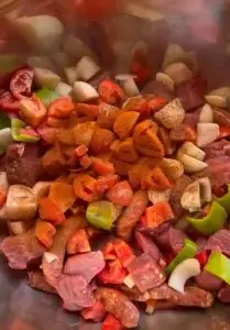 طريقة عمل فخارة اللحم بالسجق