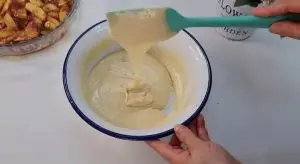 طريقة عمل كيكة التفاح المكرمل