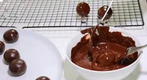 طريقة كرات الشوكولاتة بالبسكويت